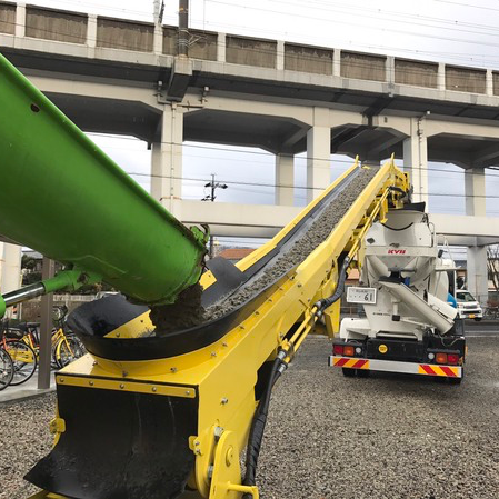 「高流動埋戻し材《イワモル》（生コン工場で製造）は貯蔵ビンに空きがなくても製造できるよ！」