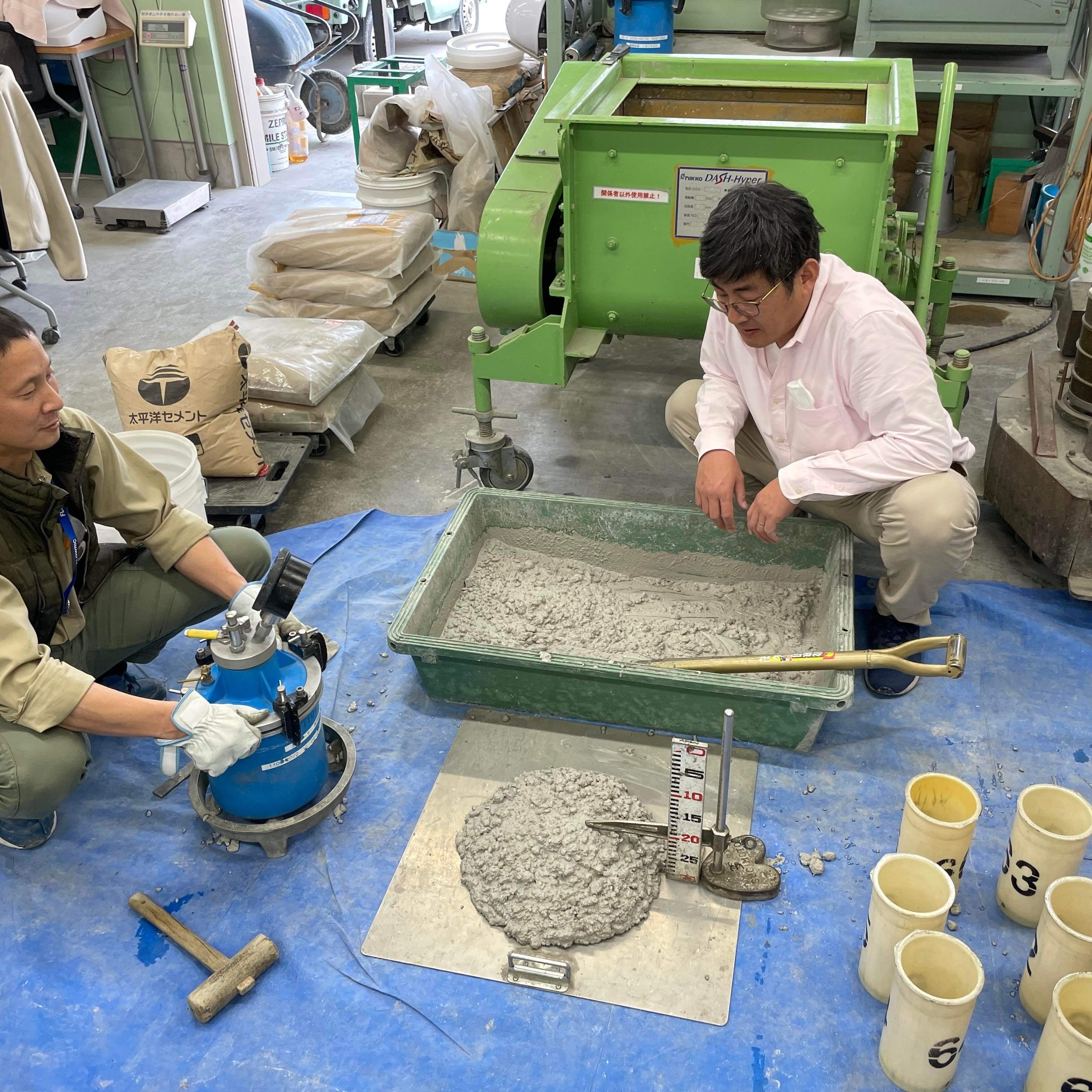 「極東の島国の山奥の生コン屋の試験室で副産物オンリーのジオポリマー試験練りが行われました」