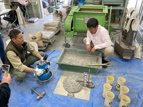 「極東の島国の山奥の生コン屋の試験室で副産物オンリーのジオポリマー試験練りが行われました」