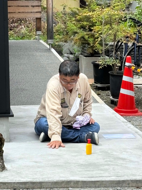 ひび割れ発生？！ 木工用ボンドとコンクリート粉で 【消せます】 土間