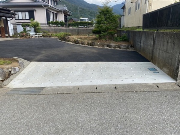 【山梨】「大半がアスファルトで舗装されている敷地の排水とアクセントを期待して」市川建材