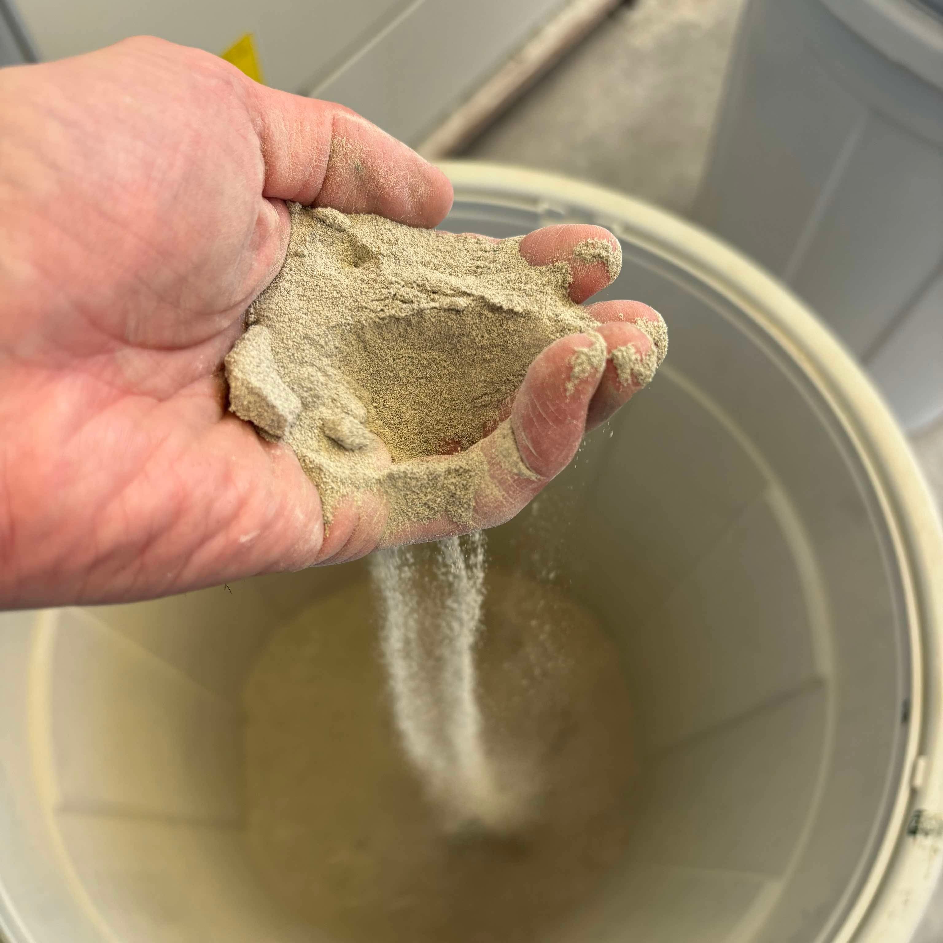 生コン工場では地域で発生した副産物を高度利用してCO2を固定しつつインフラに還元しています