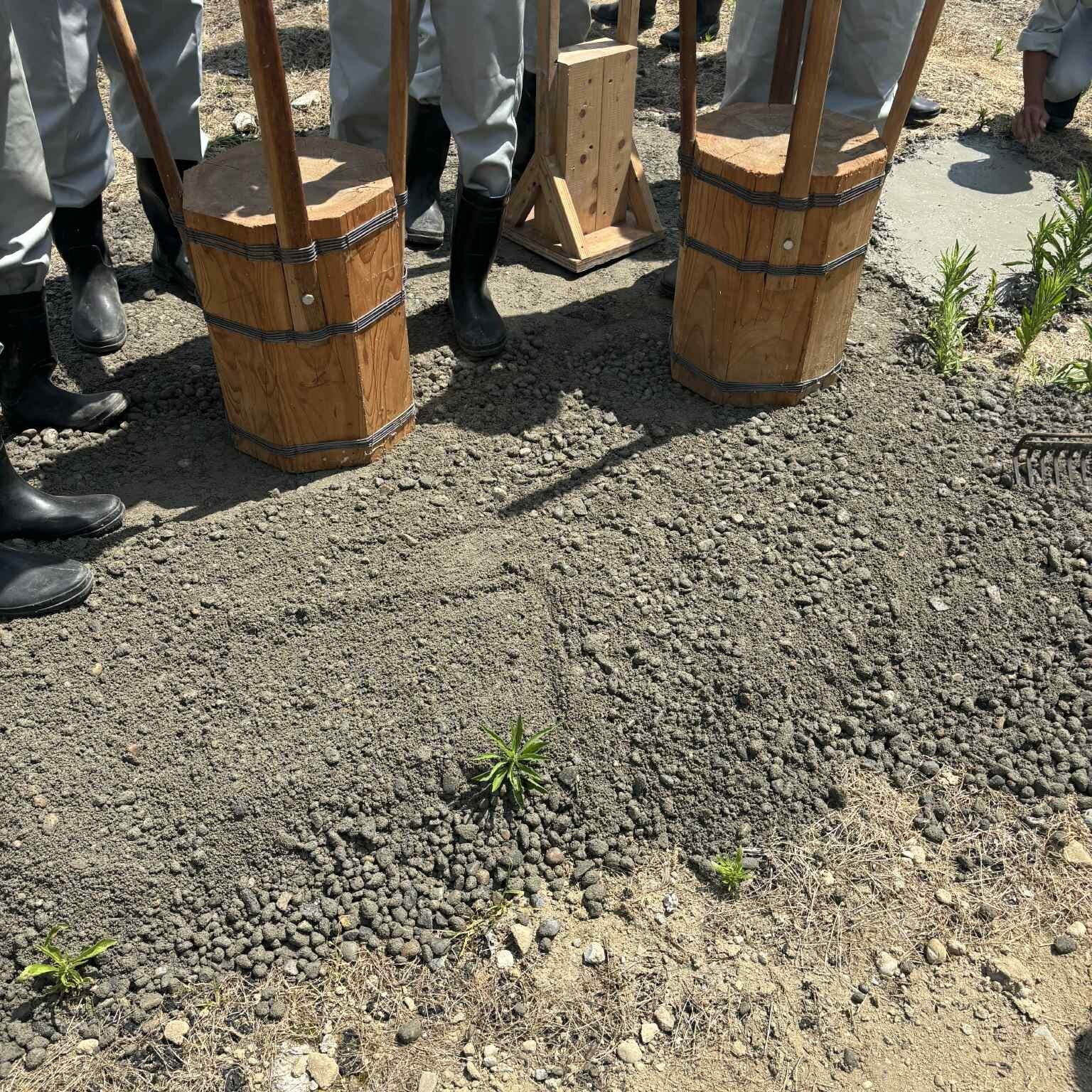 高岡工芸高校に高岡市役所から出前講座（コンクリートと脱炭素と施工体験）が届きました