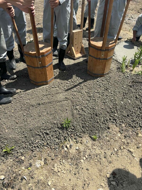 高岡工芸高校に高岡市役所から出前講座(コンクリートと脱炭素と施工体験)が届きました