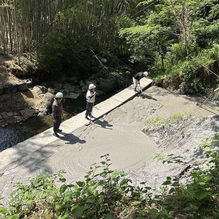 田んぼに送る用水管が崩れ土砂が石積みの下を抜けて川に流れてしまった。巨大な空洞が発生したことで石積み崩壊のリスクをCLSMで解消