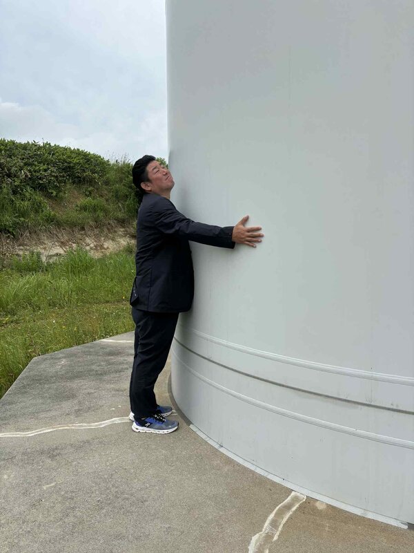「風力発電の視察をしてきました」 オワコンの宮本さん地元の仲間たちと楽しむ研修旅行