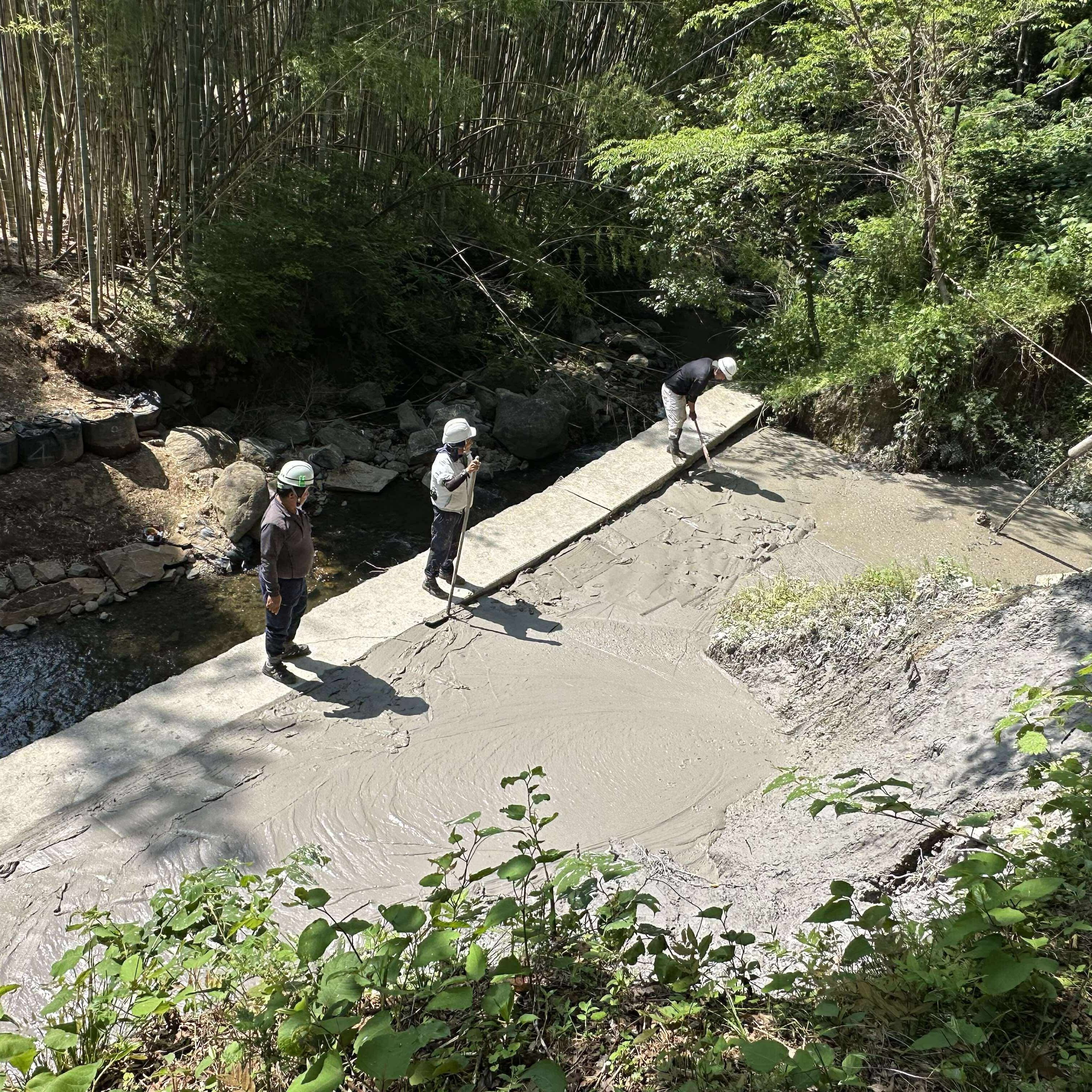 田んぼに送る用水管が崩れ土砂が石積みの下を抜けて川に流れてしまった。巨大な空洞が発生したことで石積み崩壊のリスクをCLSMで解消