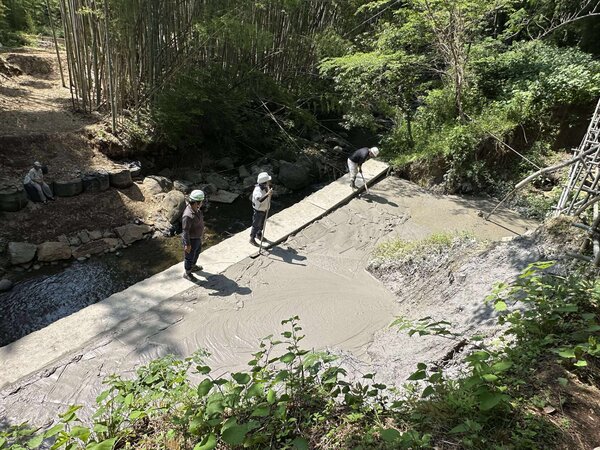 田んぼに送る用水管が崩れ土砂が石積みの下を抜けて川に流れてしまった。巨大な空洞が発生したことで石積み崩壊のリスクをCLSMで解消