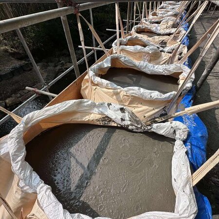 大型の重機が作業するのに十分なスペースを確保して 騒音/振動/粉塵 構うことなく作業できた時代はCLSMが終わらせる