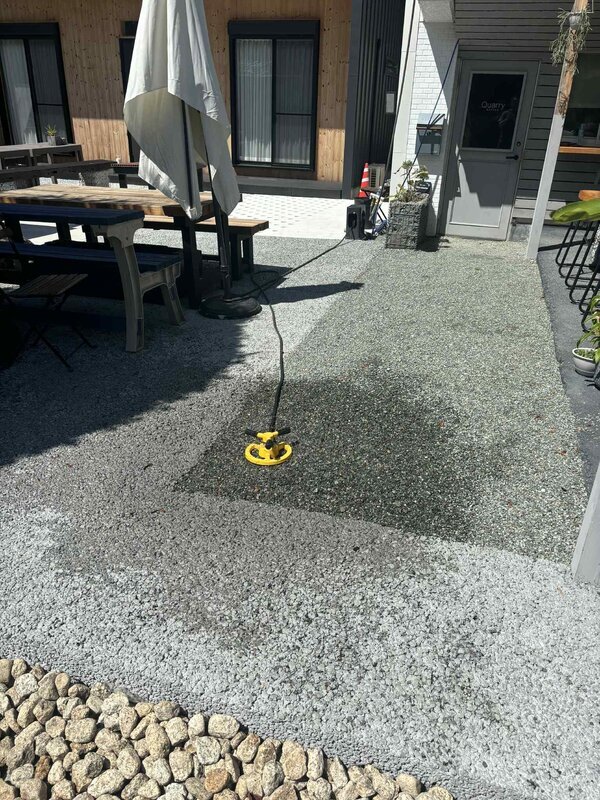 夏に海水浴ついでにお立ち寄りください 【ナマコンバレー】 のカフェとコンクリートの展示場