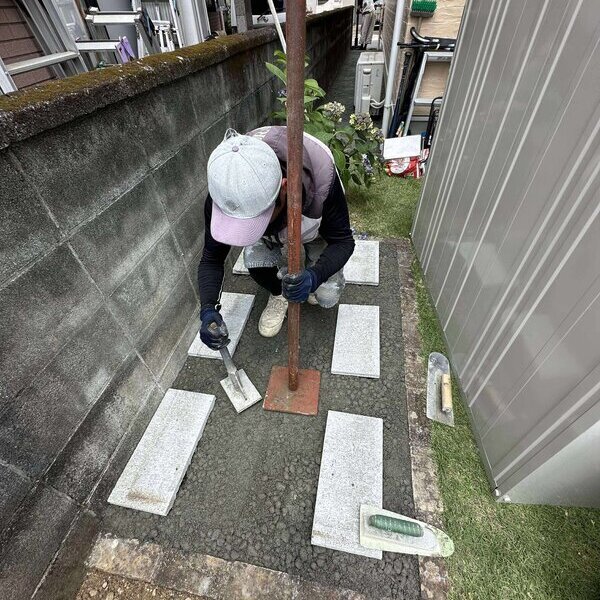 物置とか給湯器、室外機などなど庭に置いてあるものの地面をオワコンでスッキリ防草/排水しよう