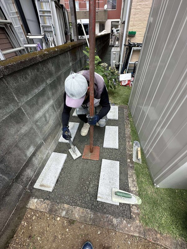 物置とか給湯器、室外機などなど庭に置いてあるものの地面をオワコンでスッキリ防草/排水しよう