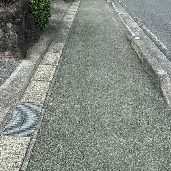 完成から数十年経過したコンクリートやアスファルト（舗装）または何もしない場合のご紹介