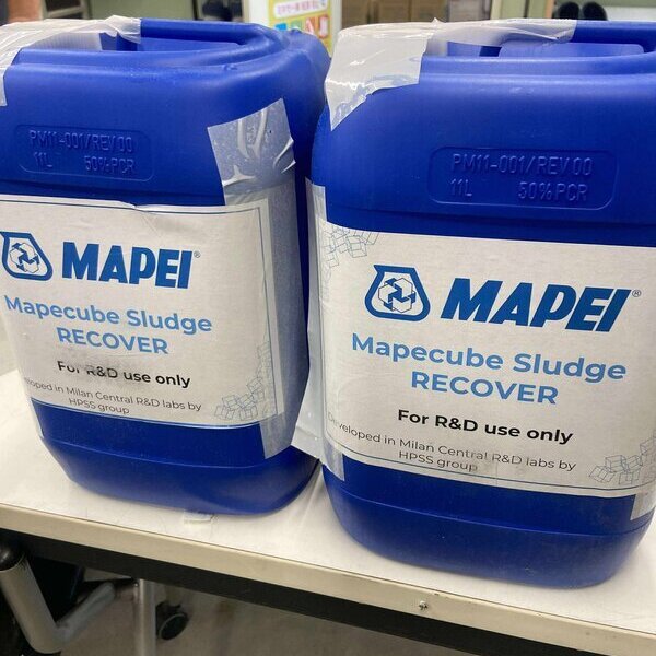 ザンコン™︎ の原材料回収セメント（ジョイスラッジ）はグローバル企業MAPEIの混和剤を使います