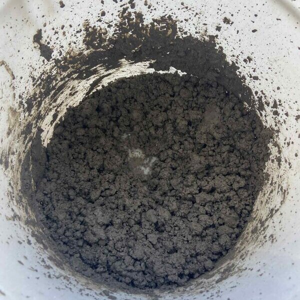 砕石工場の湿式洗浄で発生する脱水ケーキ（スラッジ）にMAPEIの Mapecube Sludge RECOVER は効くのか