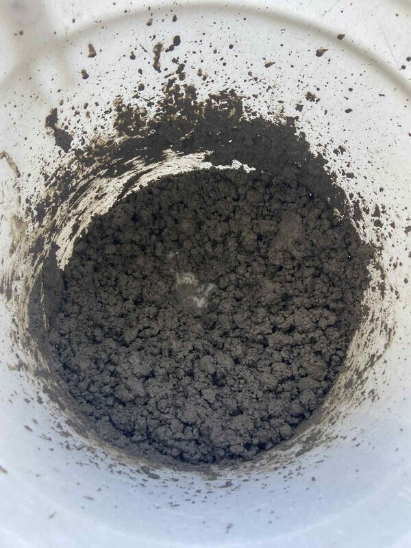 砕石工場の湿式洗浄で発生する脱水ケーキ（スラッジ）にMAPEIの Mapecube Sludge RECOVER は効くのか