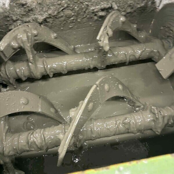 生コンスラッジの新しい可能性を探究する実験今回は試験練りミキサ（強制二軸）で行いました