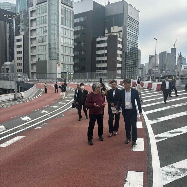 まるでSF！ 銀座のど真ん中をつんざく無人の高速道路をみんなでのどかにそぞろ歩き（kk線/ルーフパークプロジェクト）