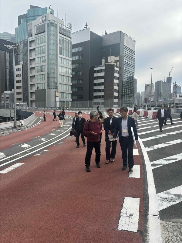 まるでSF！ 銀座のど真ん中をつんざく無人の高速道路をみんなでのどかにそぞろ歩き（kk線/ルーフパークプロジェクト）