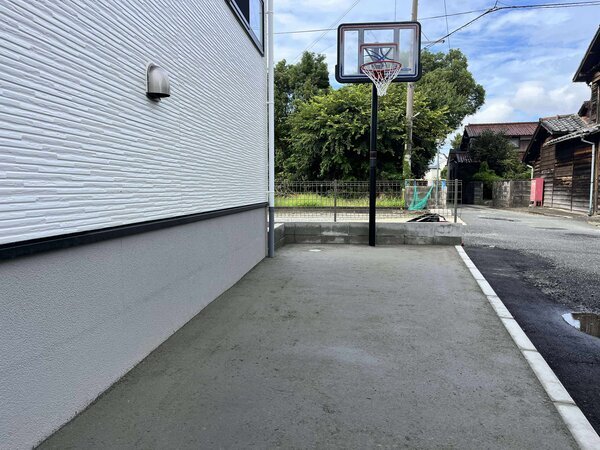 お手頃価格でバスケットコートを自宅に設置したいってことなら【庭コン】と【オワコン】の組み合わせが実現
