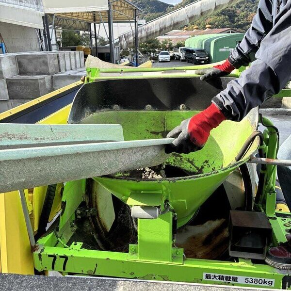 「とりあえず、固まればそれでいい。かさ増しできたら、構造でもないし、墨出したいだけだから、ザンコン™︎でいいや」