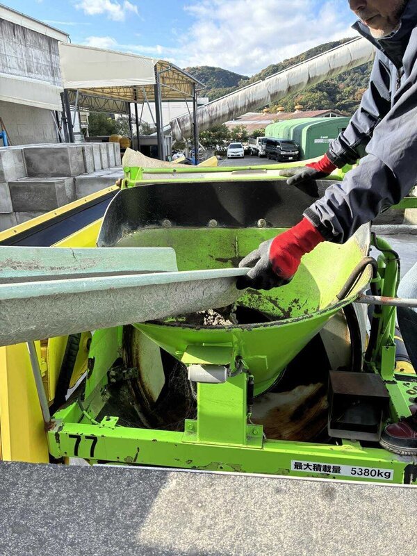 「とりあえず、固まればそれでいい。かさ増しできたら、構造でもないし、墨出したいだけだから、ザンコン™︎でいいや」