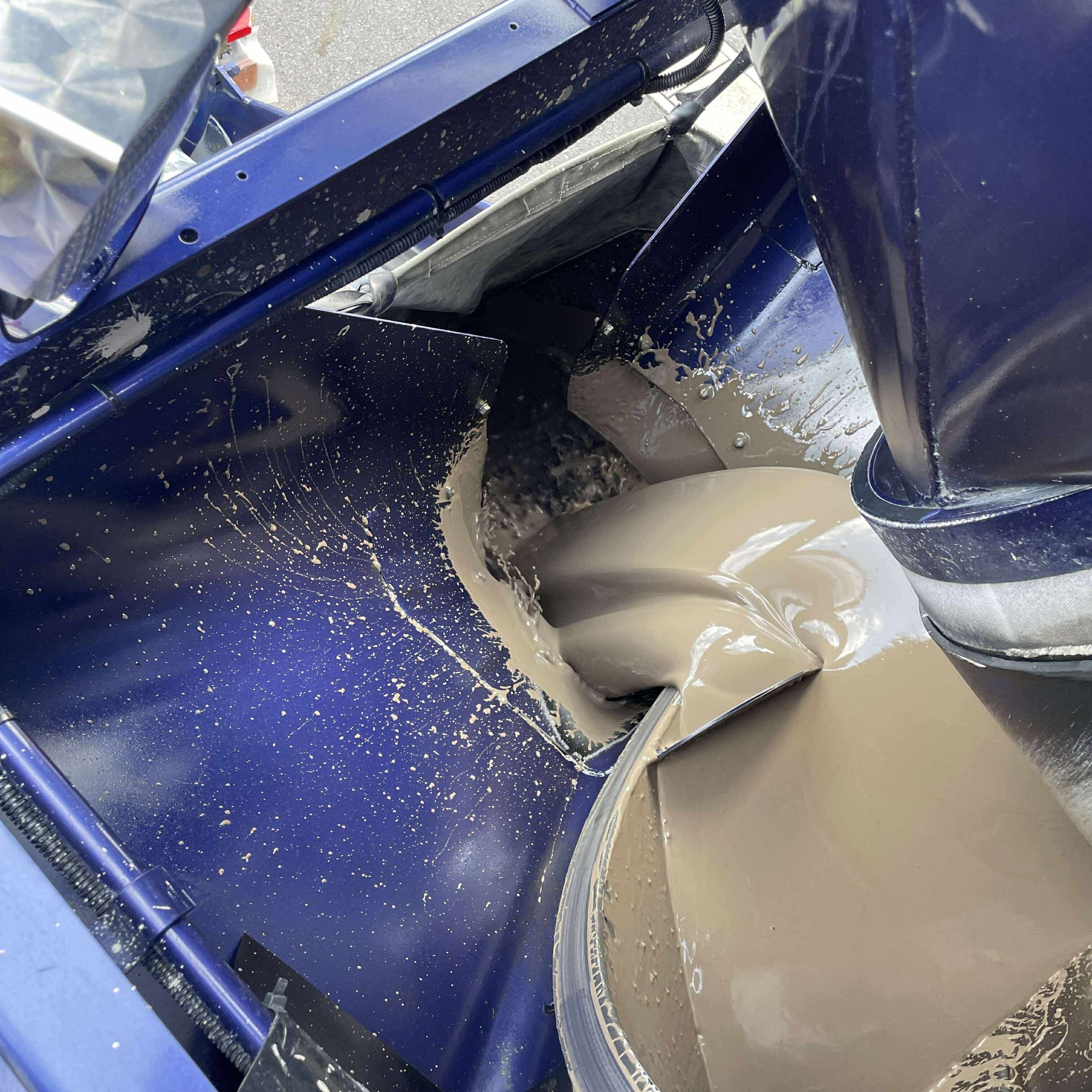 道路陥没事故の原因となる【地下空洞】を無害化（充填）する役割も生コンが果たしています