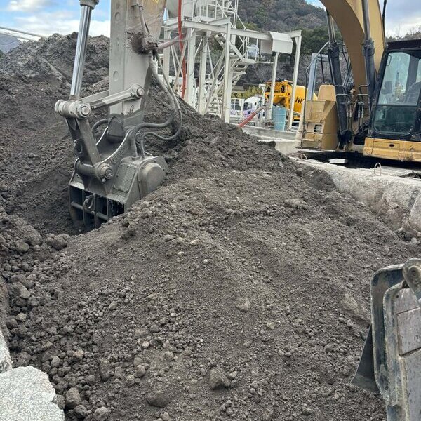 資源循環の里ナマコンバレーではゴミとゴミとゴミが掛け合わされて製品（生コンクリート）が生まれています