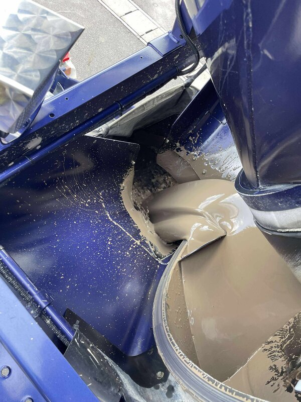 道路陥没事故の原因となる【地下空洞】を無害化（充填）する役割も生コンが果たしています