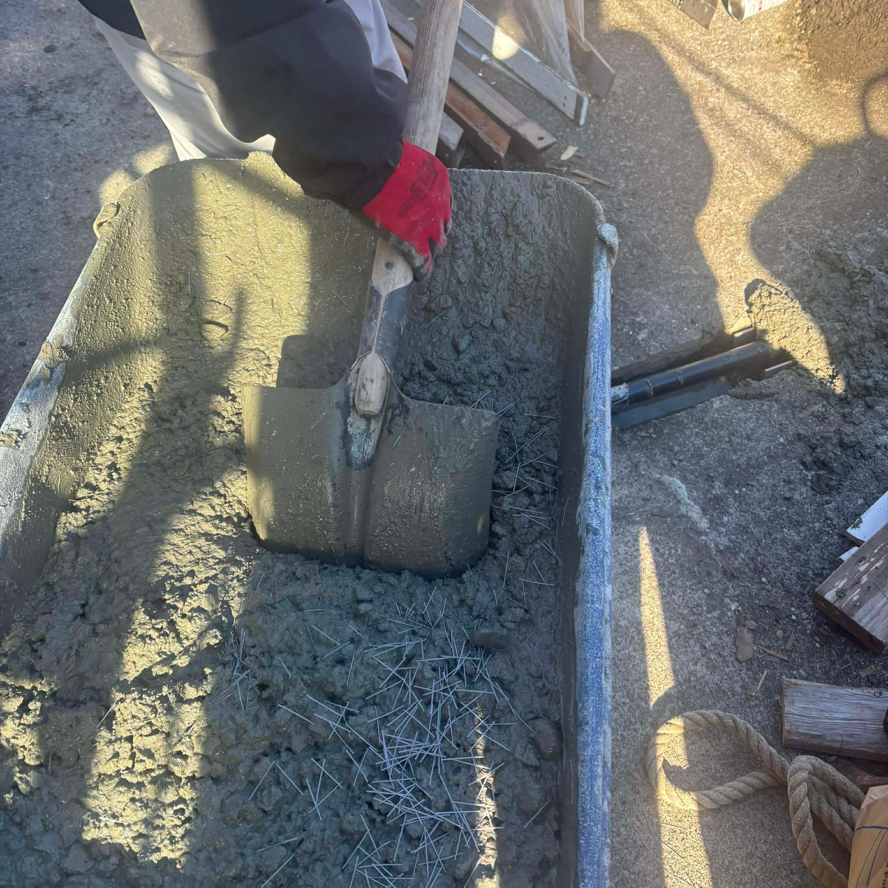 打設前にワイヤーメッシュの敷設（ひび割れ抑制）はもう古い？ 打設中にPP繊維【バルチップ】が今風です