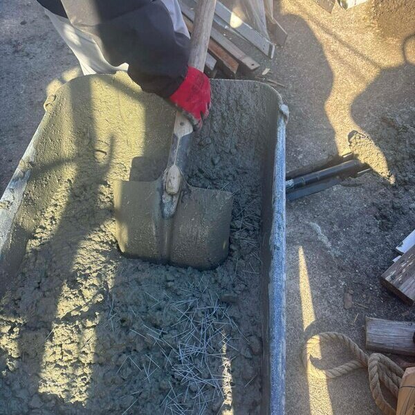 打設前にワイヤーメッシュの敷設（ひび割れ抑制）はもう古い？ 打設中にPP繊維【バルチップ】が今風です