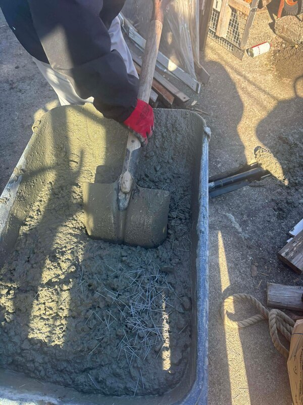 打設前にワイヤーメッシュの敷設（ひび割れ抑制）はもう古い？ 打設中にPP繊維【バルチップ】が今風です