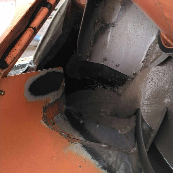 過去には博多駅前道路陥没事故、最近では八潮市の道路陥没事故にも採用されています。CLSM・流動化処理土