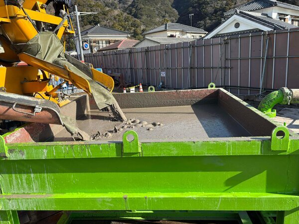 長距離や現地プラントでも対応しているCLSM（イワモル®︎、流動化処理土）で地中空洞の充填