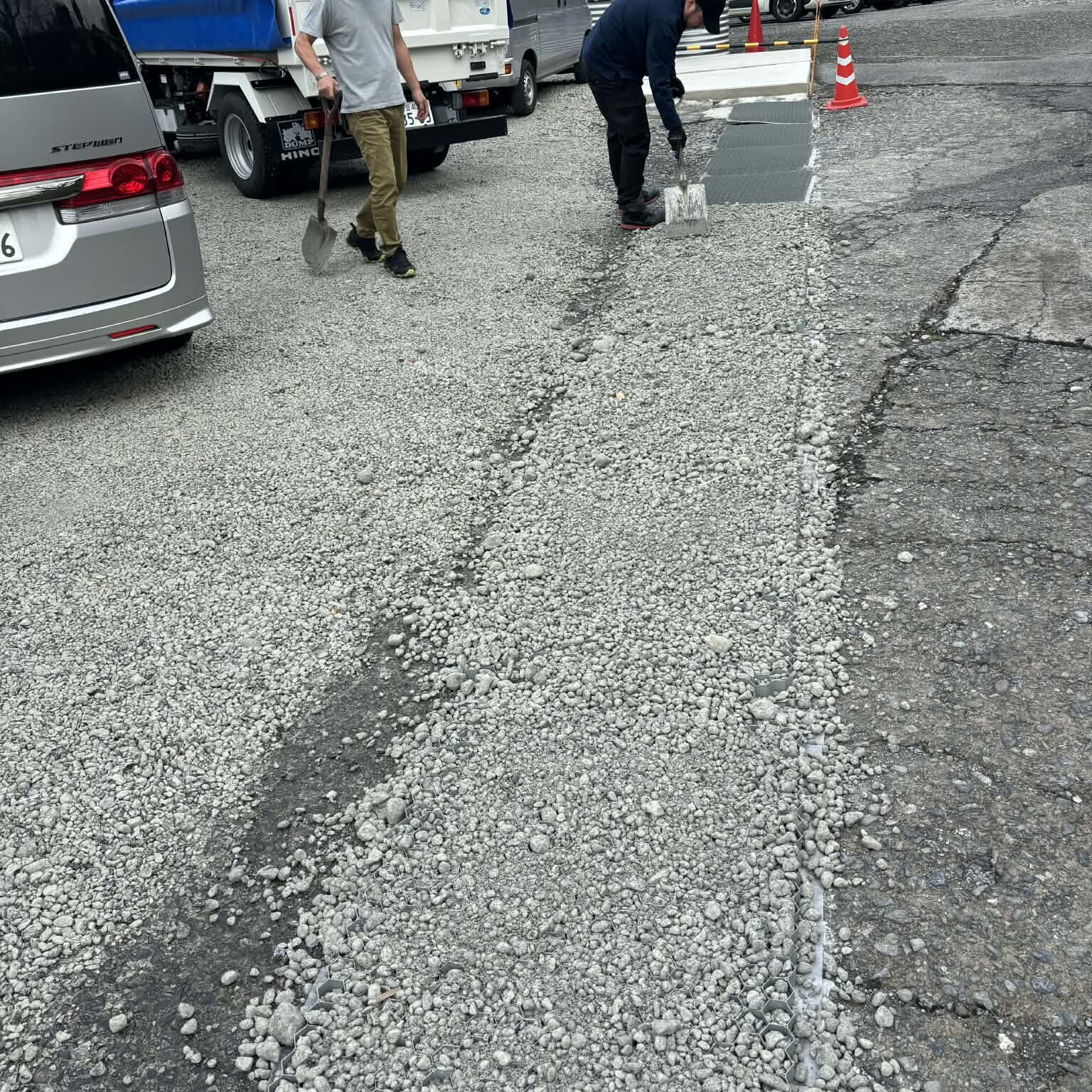 例えばグラベルフィックスやドットコンなど他メーカーの土間コン™︎関連製品も展示されています