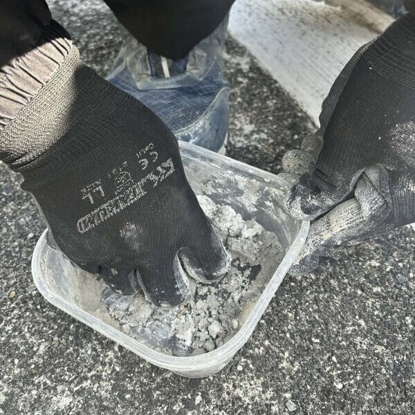 どんな色にも調色可能！ノベルティ 【消し粉む™︎】 は土間コン™︎専用ひび割れ補修剤です