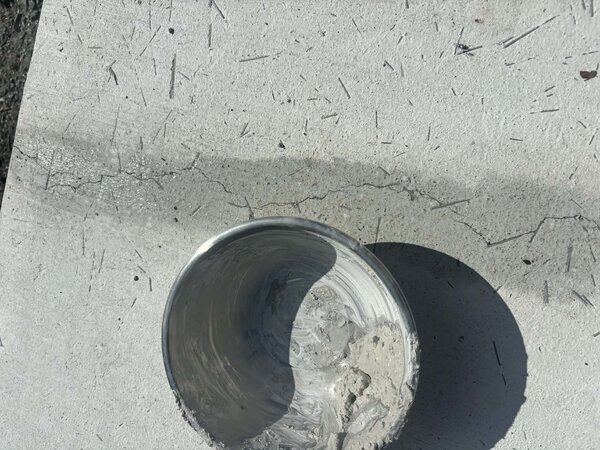 まだまだ無料で配り倒しています！消し粉む™︎ は土間コン™︎専用ひび割れ補修剤