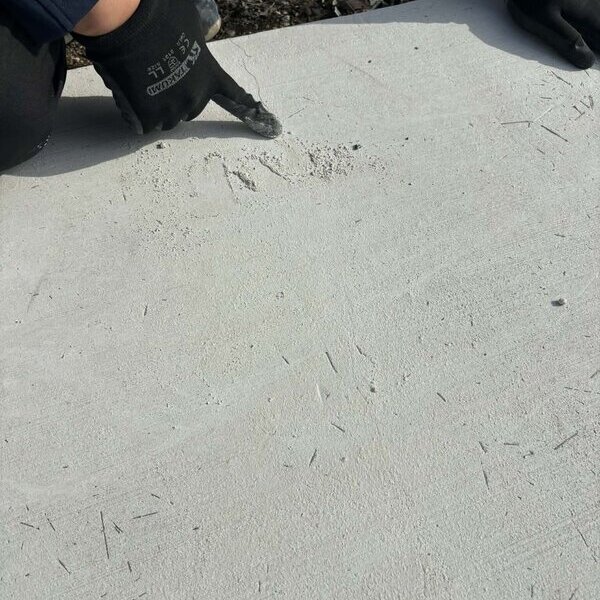 消しゴムで消すように【土間コン™︎】ひび割れがいとも簡単に消えてしまう補修剤【消し粉む™︎】