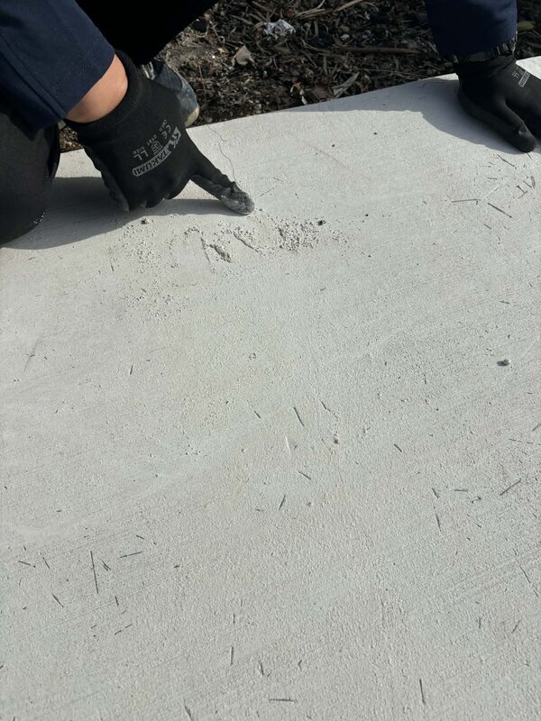 消しゴムで消すように【土間コン™︎】ひび割れがいとも簡単に消えてしまう補修剤【消し粉む™︎】