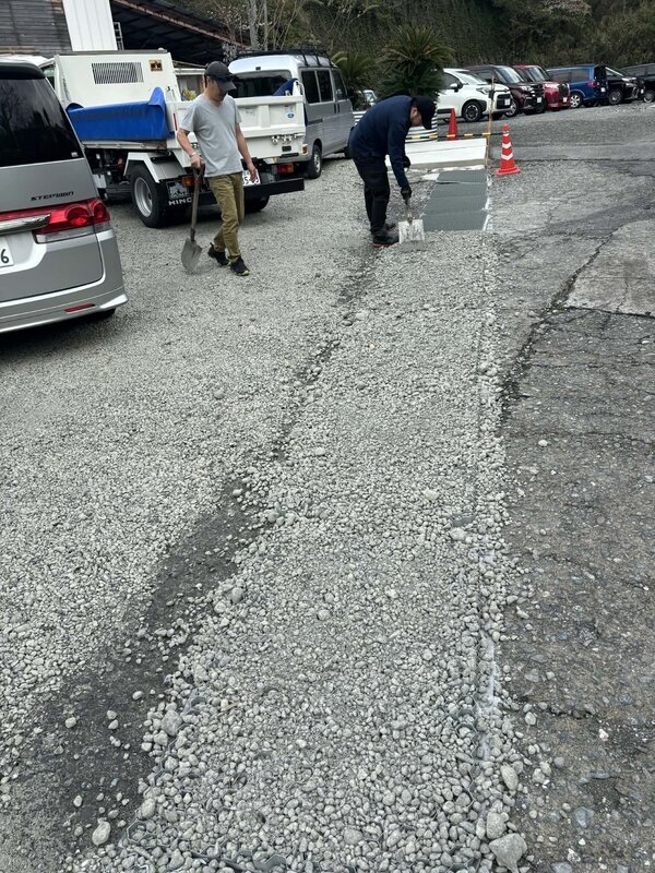 例えばグラベルフィックスやドットコンなど他メーカーの土間コン™︎関連製品も展示されています