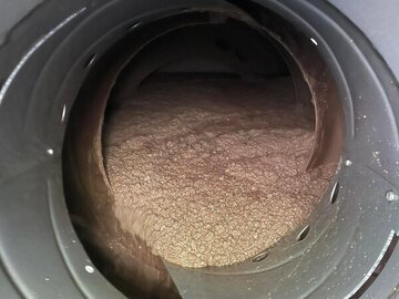 現地で【ナゲコン】で色のついたコンクリートを提供。もちろん、色のオーダーメイドも対応中