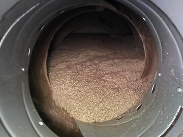 現地で【ナゲコン】で色のついたコンクリートを提供。もちろん、色のオーダーメイドも対応中