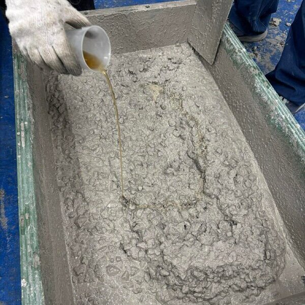 ナマコンバレーで白い土間コン™︎に用いられる生コン（超低炭素）がJIS A 5308に適合します