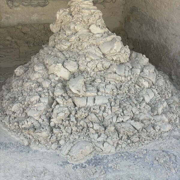 山から切り出された石灰（CaCO3）が生石灰（CaO）そして消石灰（Ca(OH)2）になるまで