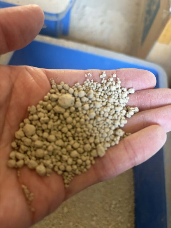 副産物（生焼け生石灰、高炉スラグ微粉末、砕石スラッジ）だけで作る骨材（成羽砂利その2）