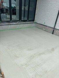 「色が白いとタイヤ痕が目立ったり、照り返したり、悪いことばかりなんじゃないの？」