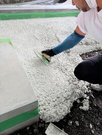 無理に白（顔料やホワイトセメントの使用）じゃない！ 環境に優しい（脱炭素や資源循環）色
