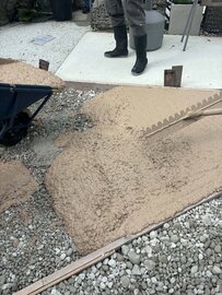 カラーコンクリートの発色をブーストする土間コン™︎ホワイト ナゲコン™︎ バルチップホワイト
