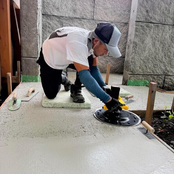 白い生コンで涼をとる