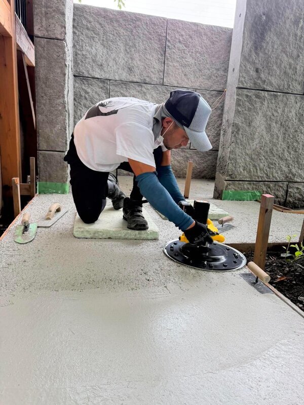 白い生コンで涼をとる